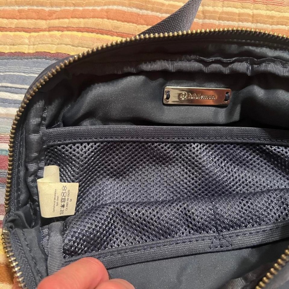 Lululemon Everywhere Belt Bag OG Blue Ink - Picture 3 of 3